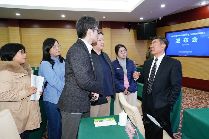 图为傅向升副会长在接受媒体记者采访。（张育 摄）