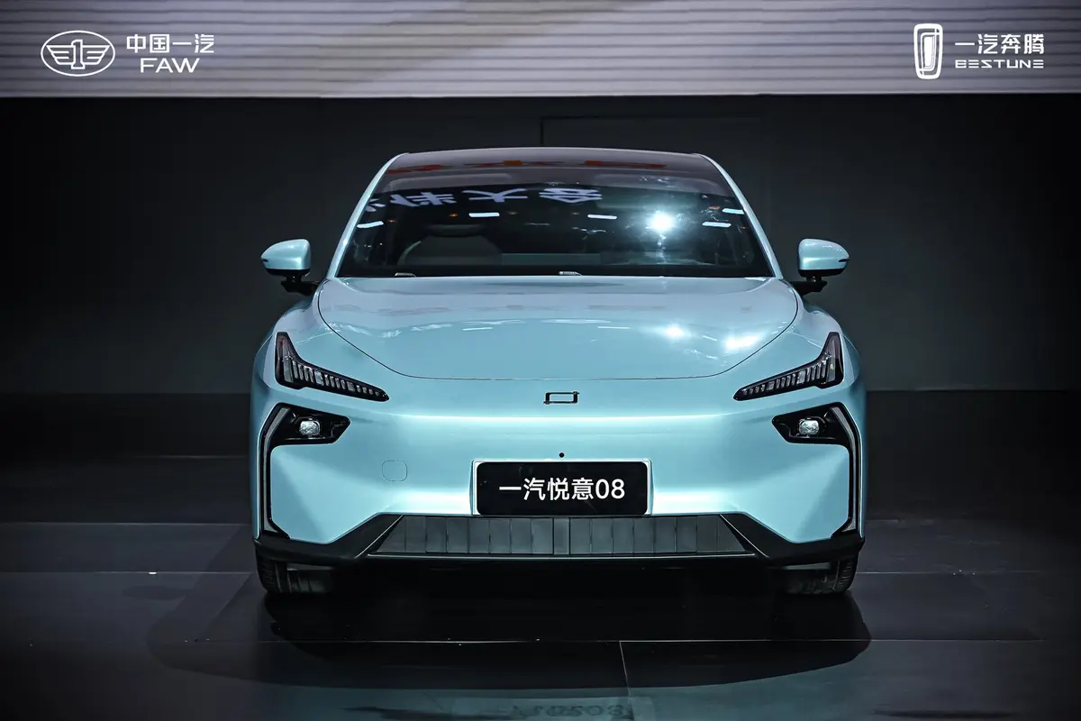 一汽悦意 08 量产车首次亮相：尾标为“FAW”