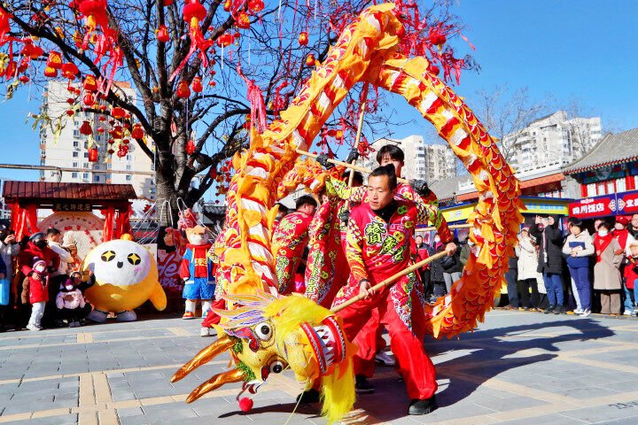 北京潘家园新春文化庙会上的舞龙表演（资料图）​