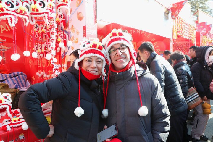 外国游客在北京龙潭公园参加春节文化庙会活动（资料图）​