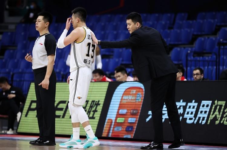 字母没走成教练怎么用？杨鸣：不要再试探底线 只需维护好关系