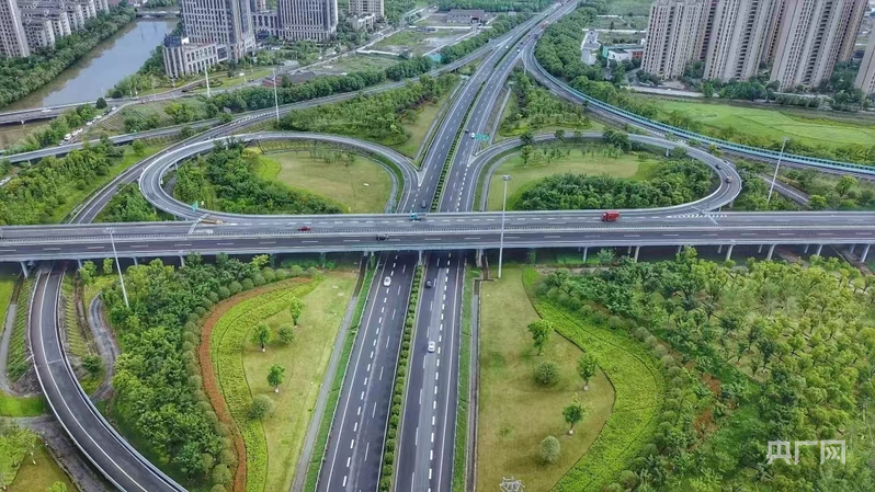 俯瞰京津塘高速（央广网记者 韩雨晨 摄）