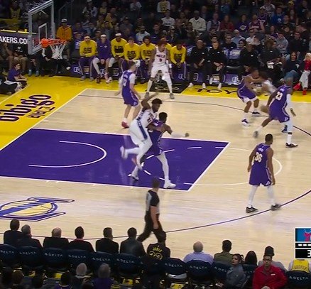 这球犯规吗？艾顿卡位对恩比德犯规 前者一脸无辜表示不解