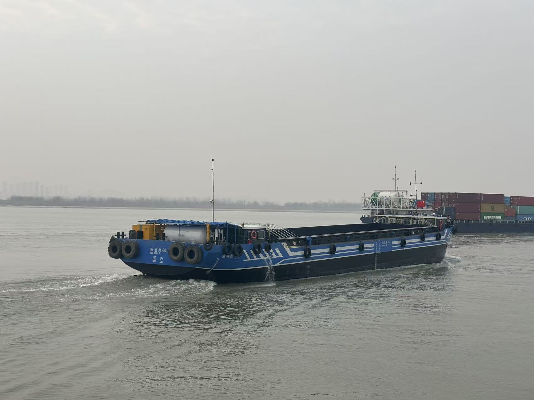 全国首支千吨级纯甲醇电动智能船队在南京首航