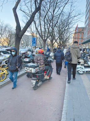 这俩医院门前路真难走