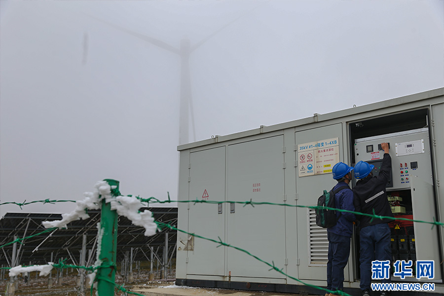 2025年12月23日，三峡巧家新能源有限公司白沟林光伏电站维检人员正在巡查。新华网发（杨桢宇 摄）