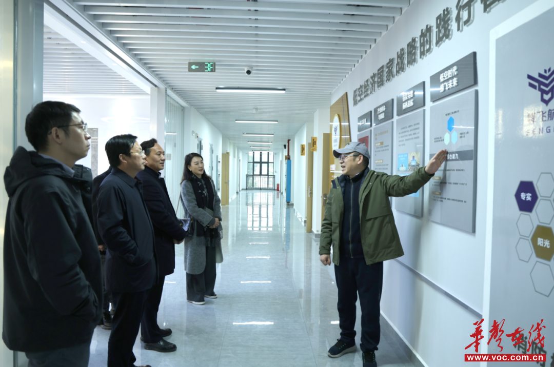 与会领导参观学校低空经济学院​。