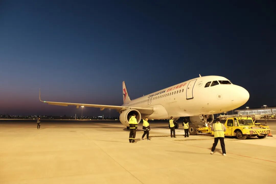 东航员工在中川机场机坪保障运行（姜静/摄）