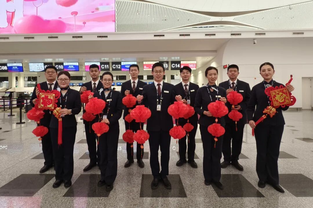 东航甘肃分公司搬迁中川机场T3之后保障首场春运（姜静/摄）