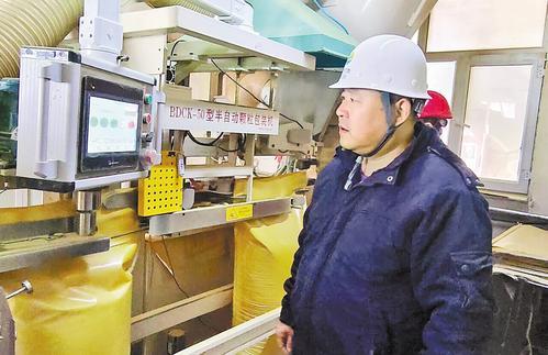 2月4日，袁新英对包装精度进行检查，对累计包装数量进行核对。受访者供图