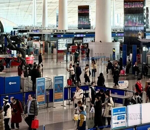 春运期间，首都机场旅客有序出行（记者张丰蘩/摄）