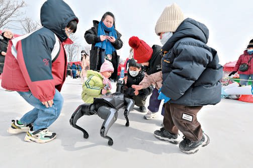 孩子们和机器狗互动。 常鸣摄