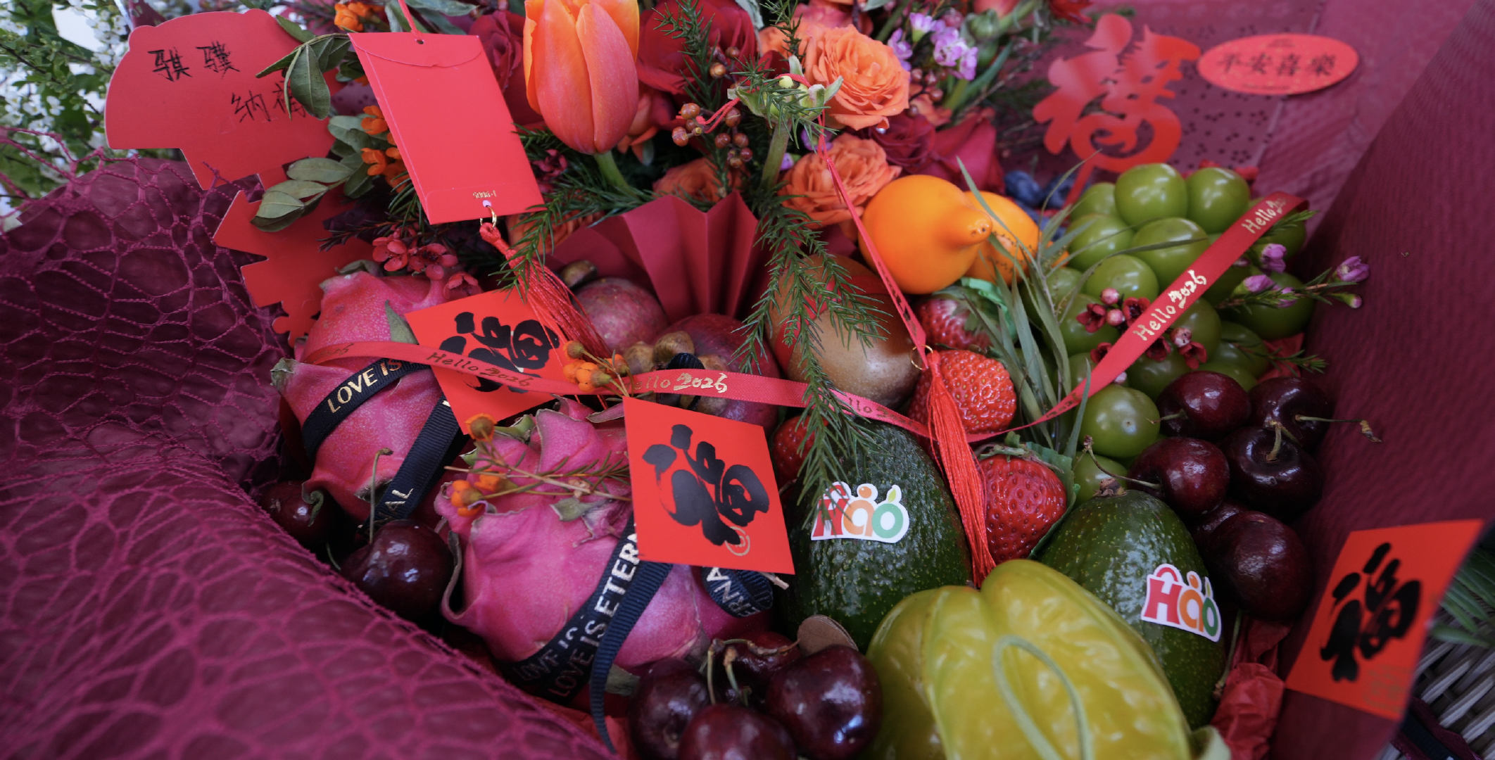 图为新发地年货节现场的蔬菜礼盒。​