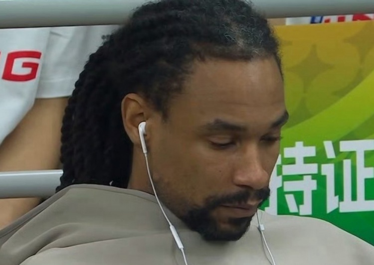 杜锋曾把玩手机的汤杰赶出球场！萨林杰昨晚在场边戴耳机看手机