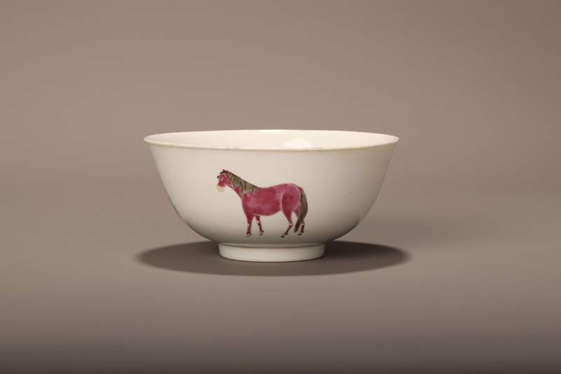 清代粉彩四马图碗，正在国博展出。图源：中国国家博物馆