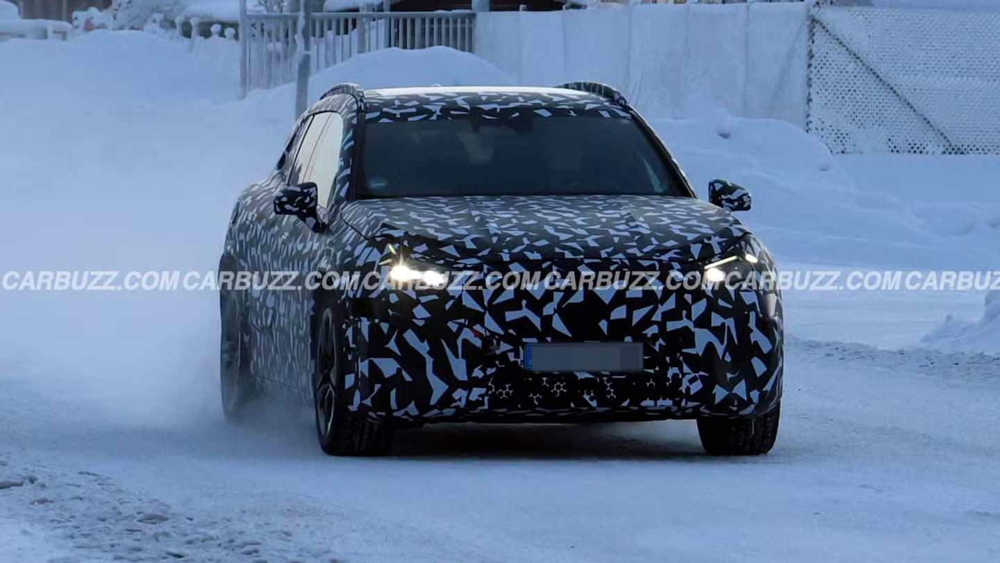 奔驰 AMG 新纯电 SUV 路测图曝光：最高 1341 马力，800V 架构