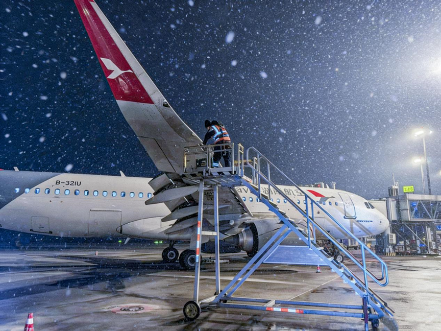 维修人员进行除防冰检查（湖南航空供图）