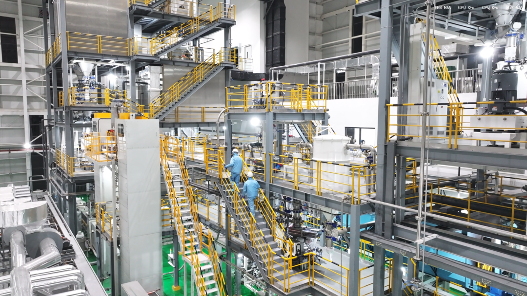 双环科技钠电复合正极材料中试基地生产现场。