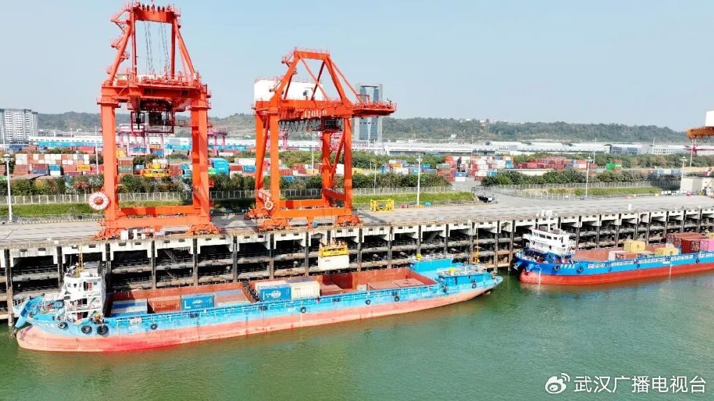 宜昌港务集团白洋港区运输车辆来往如梭（徐敏｜摄）