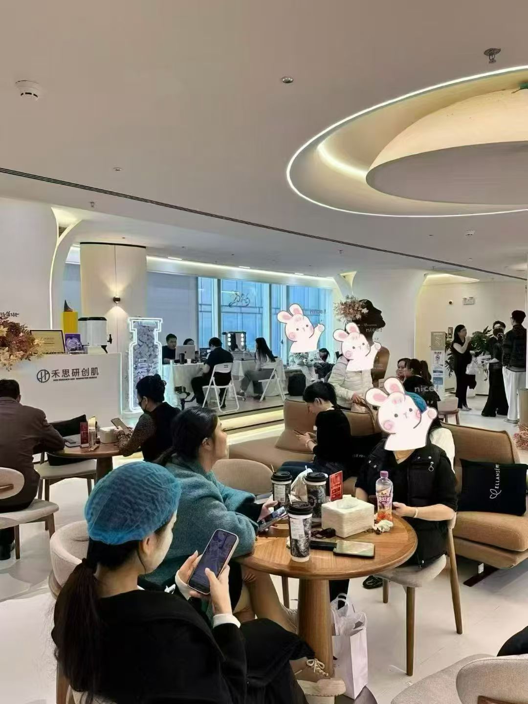 深圳禾思医美某门店排队人潮