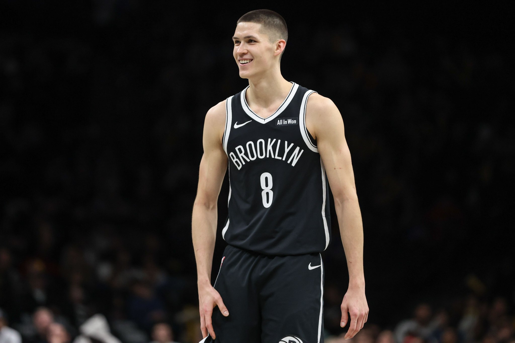 这可不多见！克拉克斯顿背身妙传 杰明溜底线双手暴扣空篮！