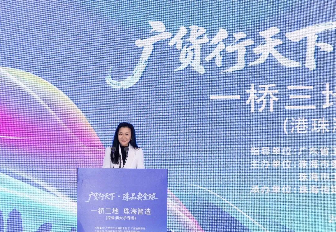 （图为格力电器品牌传播官金玲做现场分享）