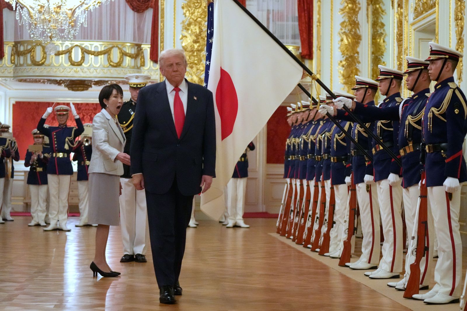 2025年10月28日，特朗普訪日期間徑直走過日本國旗，高市早苗一臉驚訝。來源：視覺中國