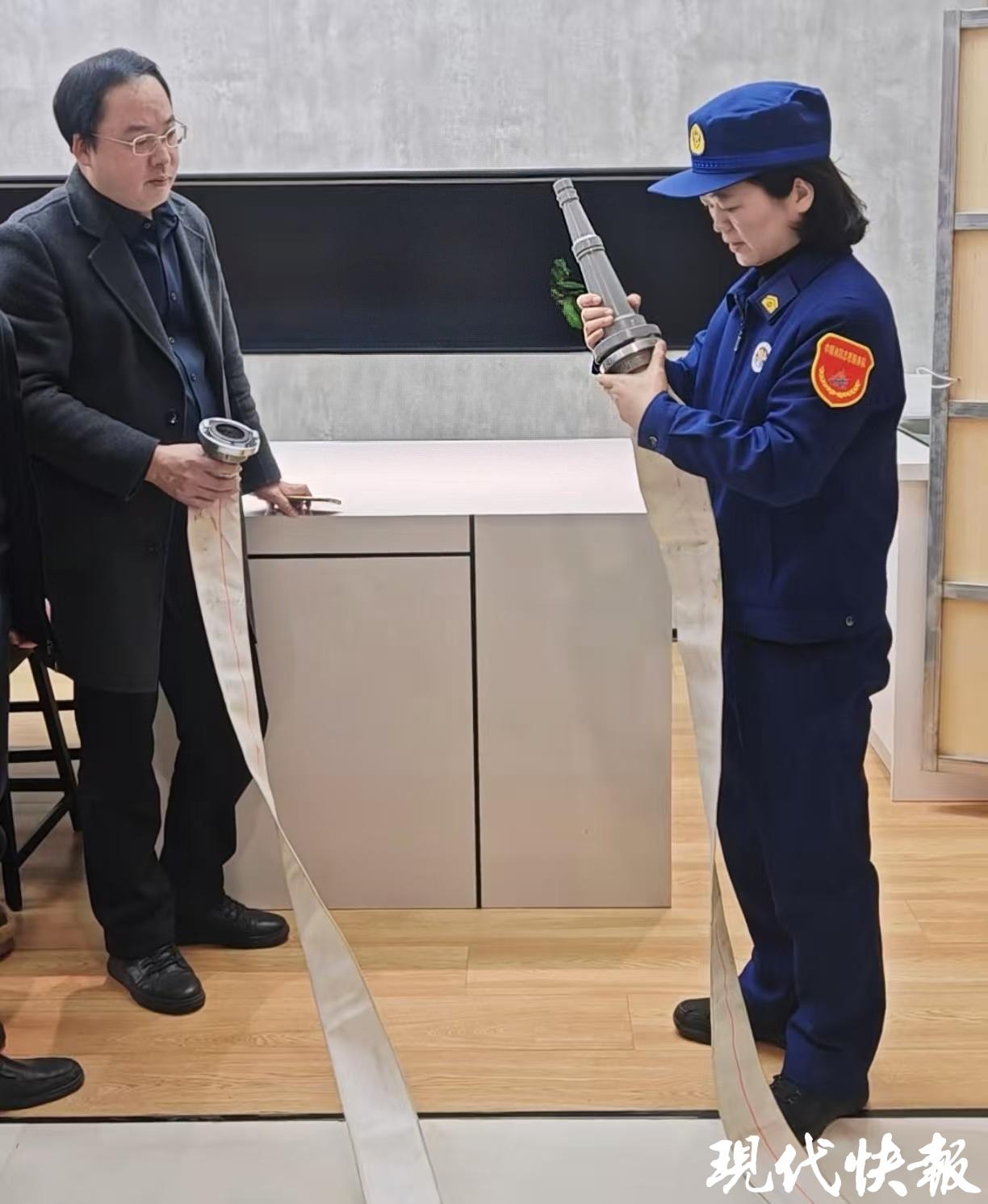 隊員鬱靜講解消火栓的使用方法