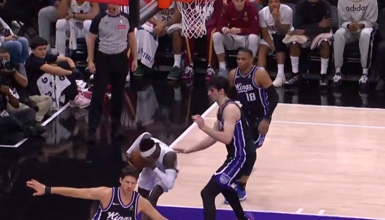 看着都疼！施罗德突破到篮下被前队友雷诺打到面部 痛苦倒地