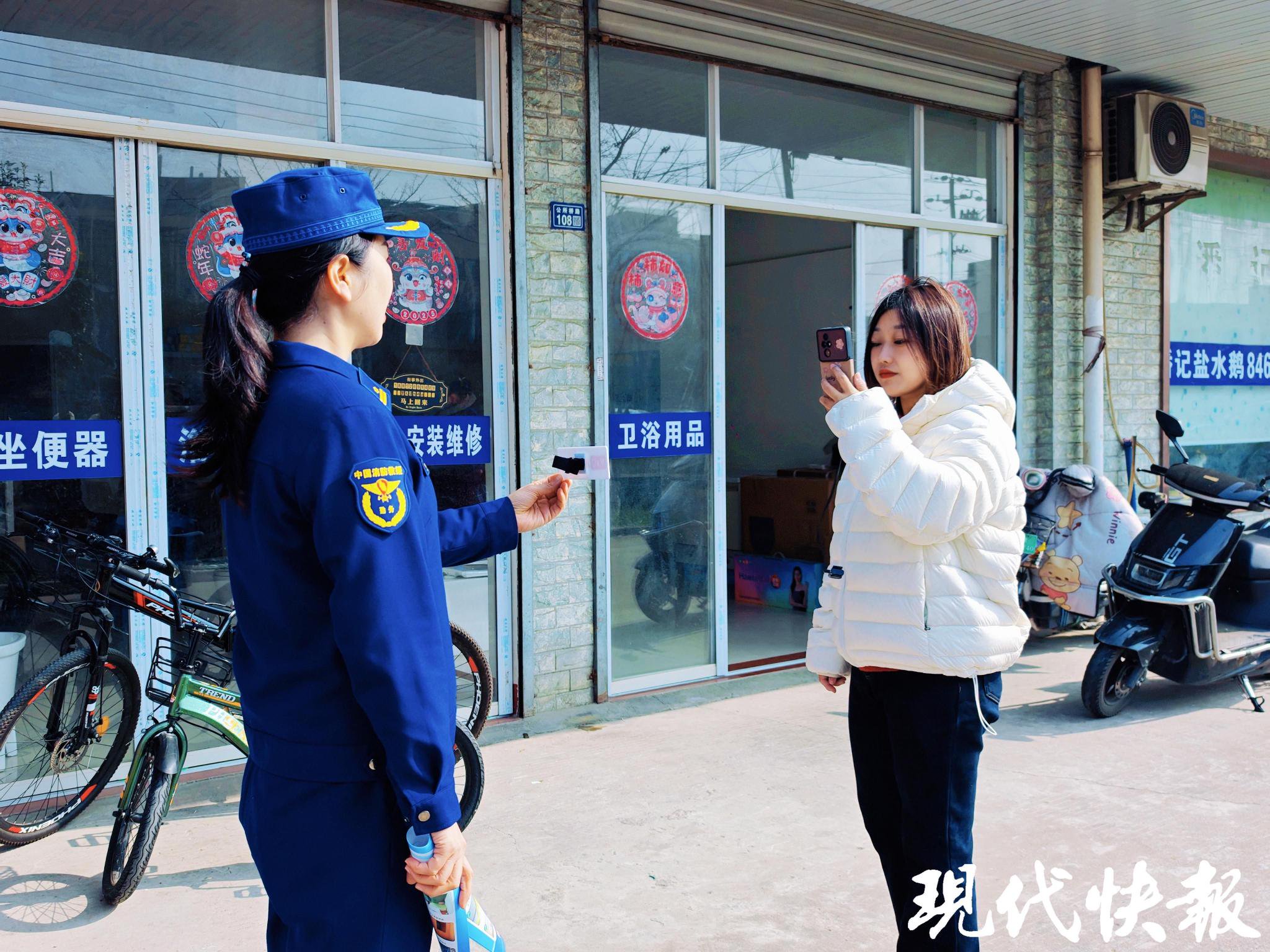 記者（右）現場採訪拍攝 蔣麗湘/攝
