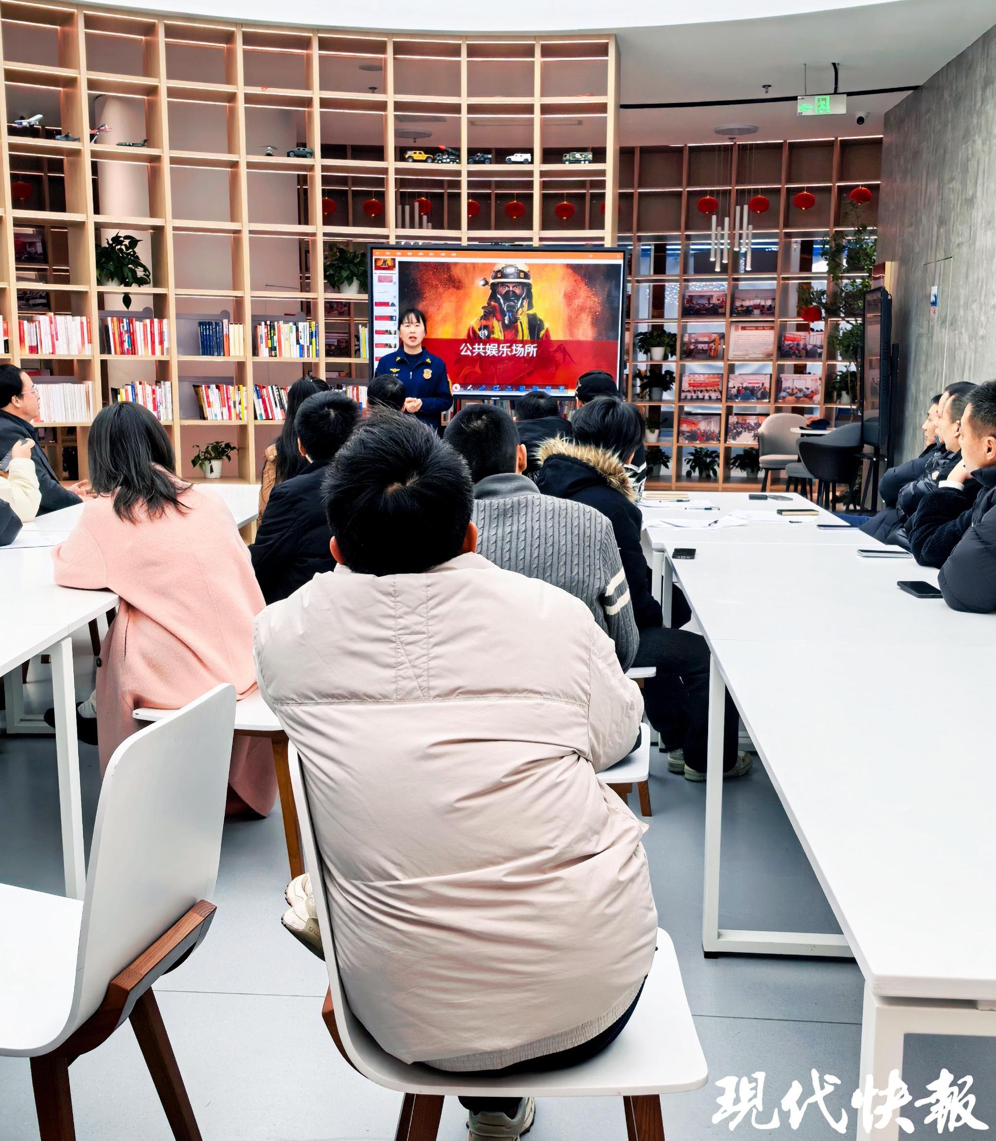 隊長黃敏慧給商戶進行消防安全培訓