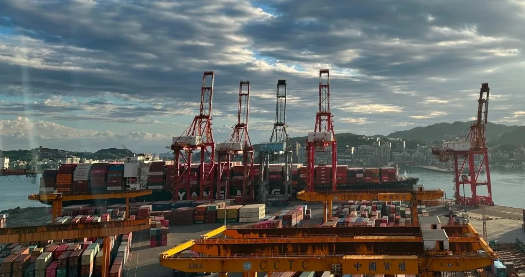 2023年12月3日上午，台湾阳明海运公司一艘货轮搭载一批M1A2T主战坦克零备件率先抵达台湾基隆港。