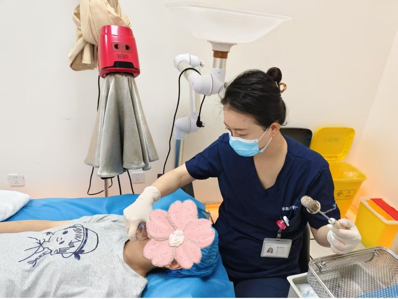 锦欣西囡妇产医院正在为消费者做医美项目