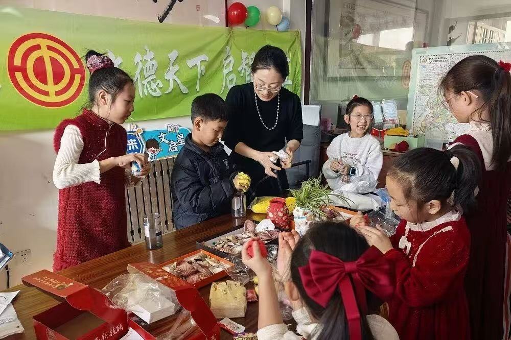 山东威海市文登区总工会暖心托管班为新就业形态劳动者解带娃难题
