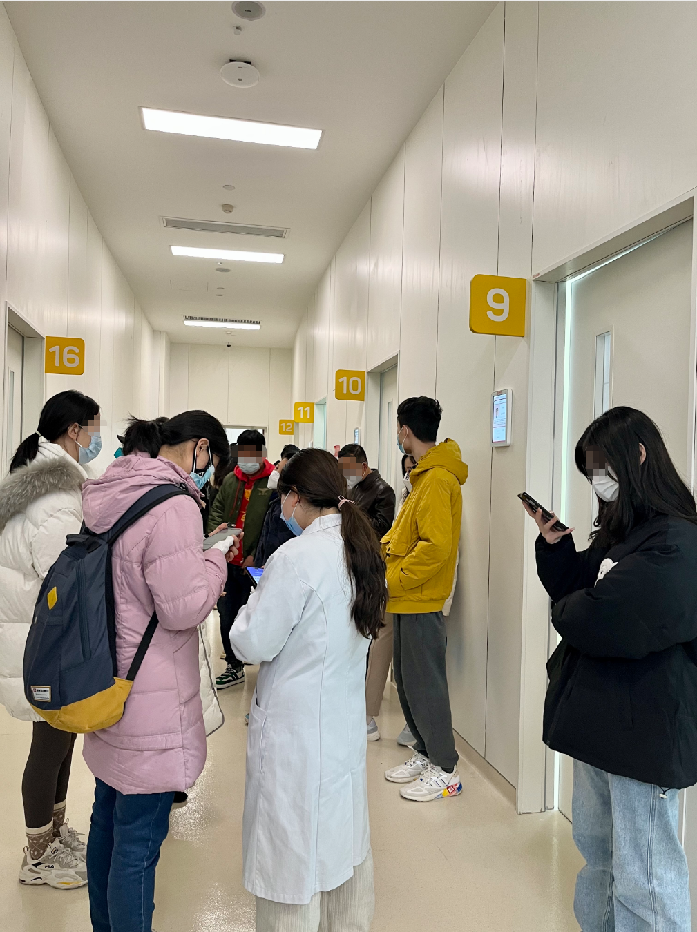 西安国际医学中心医院整形美容科门诊诊室外排队等候就诊的消费者