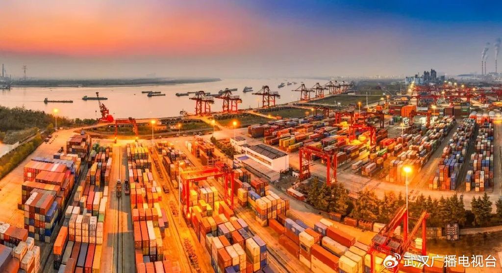 夜幕下，繁忙武汉阳逻港国际集装箱码头（薛婷｜摄）