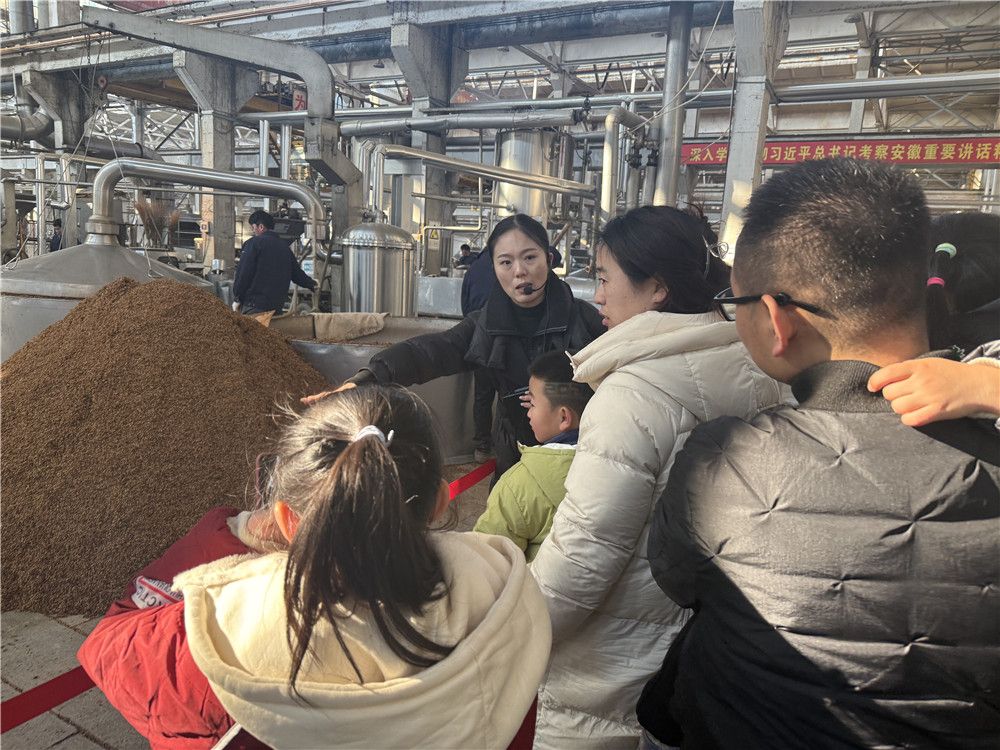 市民走进古井集团厂区参观