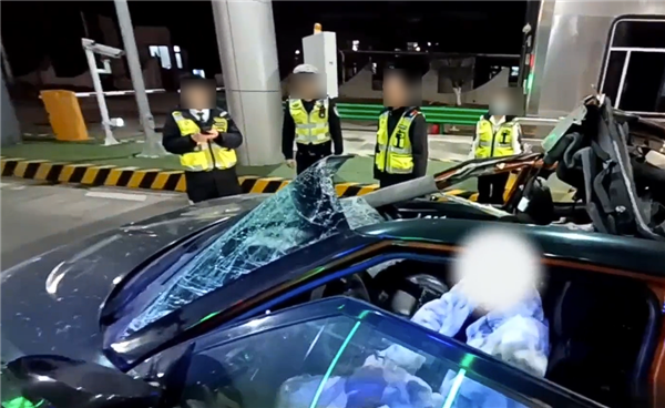 车完全烂了！男子醉驾去喝喜酒撞上大货车：“喜提”刑拘