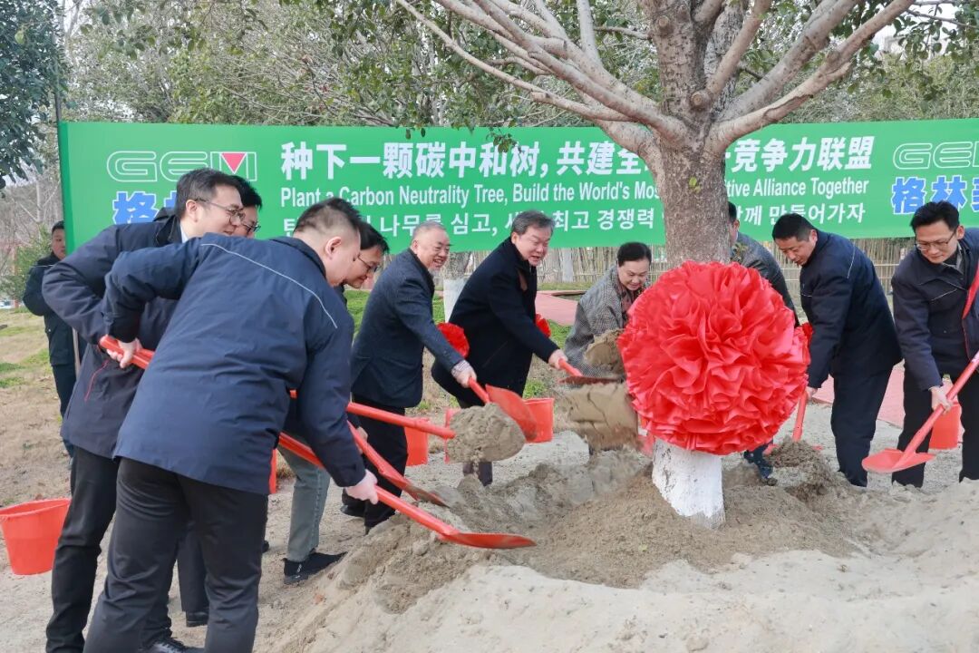 　　▲格林美集团管理层与EcoPro李东彩会长一行共同种下象征绿色发展的“碳中和”树