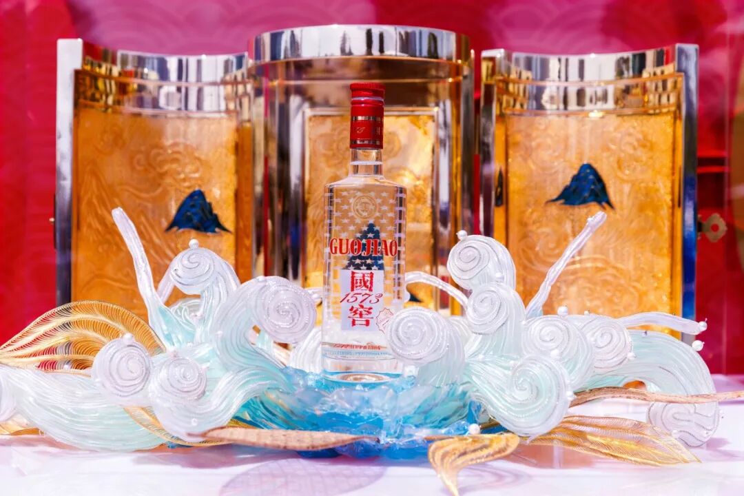 图为国窖1573×中国传统竹编技艺“勇立潮头”艺术作品在2026澳网展出