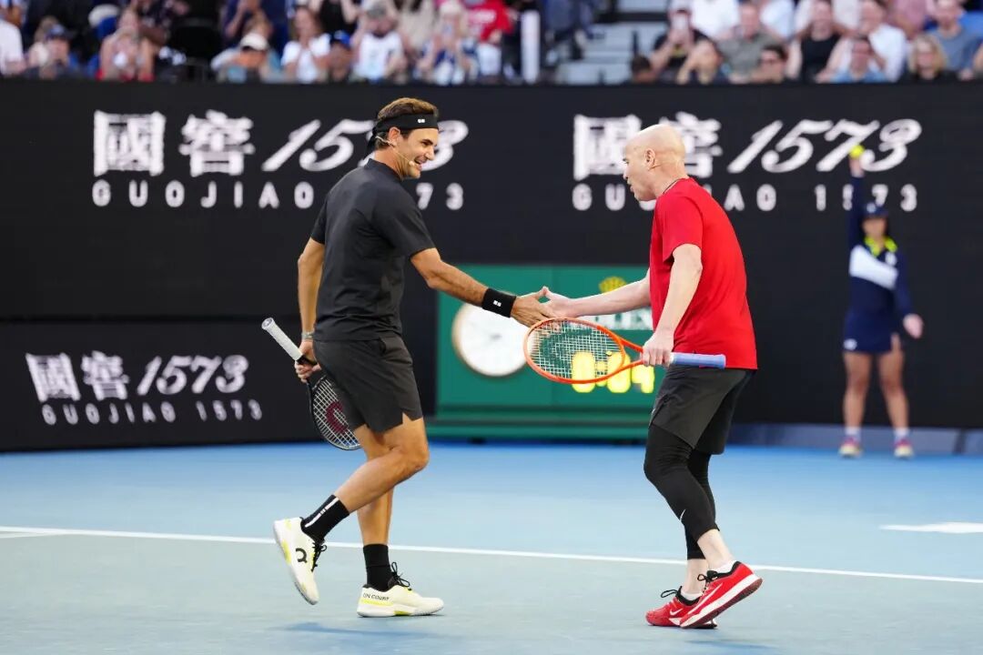 图为罗杰·费德勒和约翰·麦肯罗