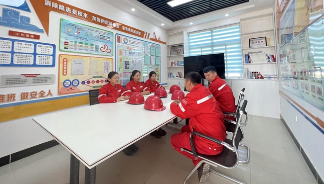 2��8�գ��й�ʯ�ͳ����������ʮһ����������֧����Ա���ڽ��л��龫��ѧϰ