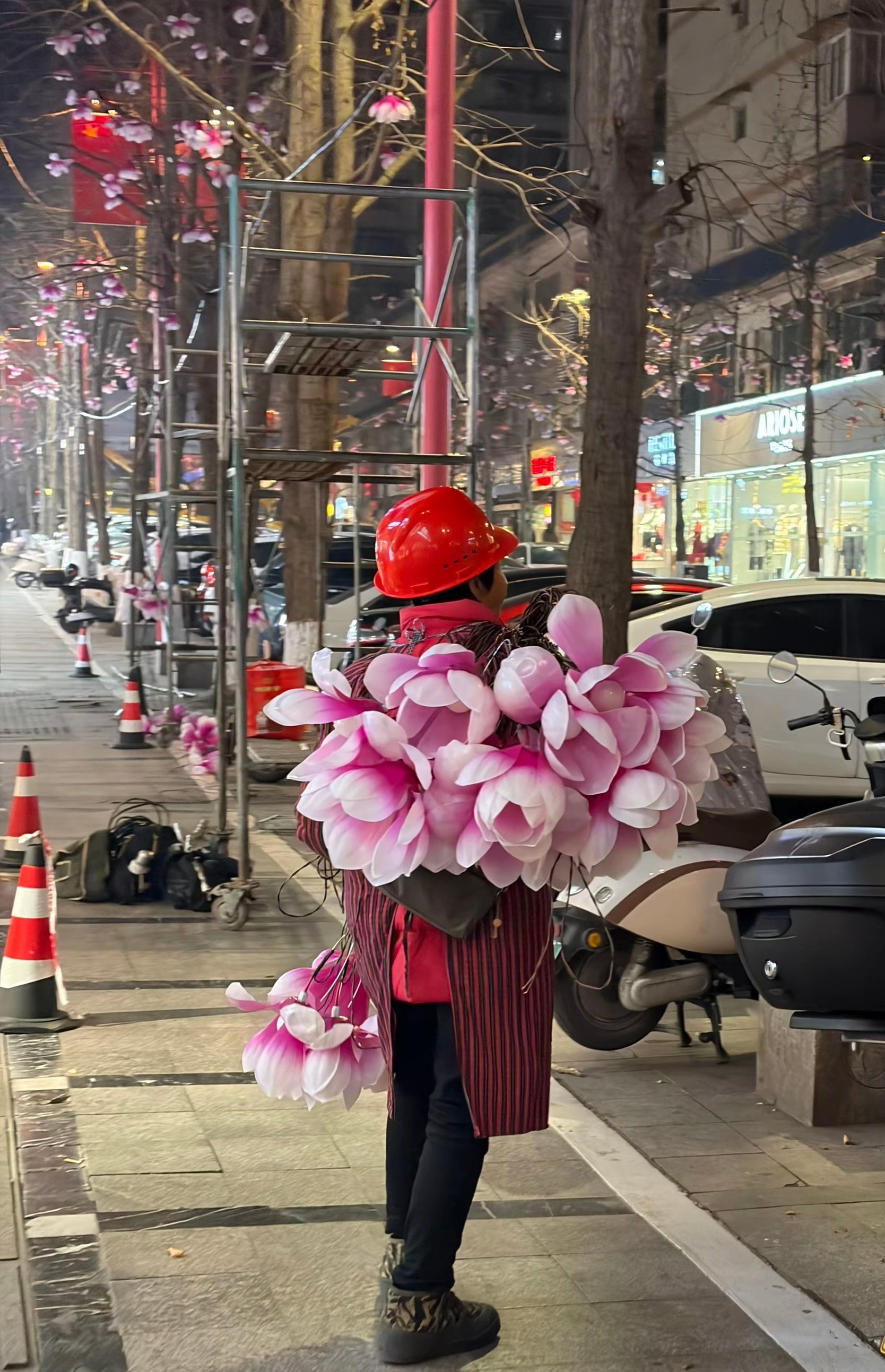 东方广场门口，工人们正在安装玉兰花灯。（四川远建建筑设计研究院供图）