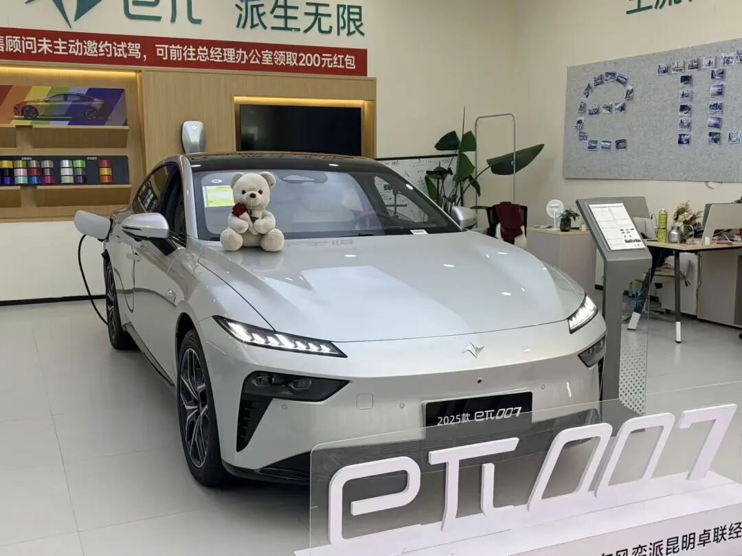 救命门打不开！东风奕派eπ007撞车后门锁死，隐藏式门把手成“夺命陷阱”