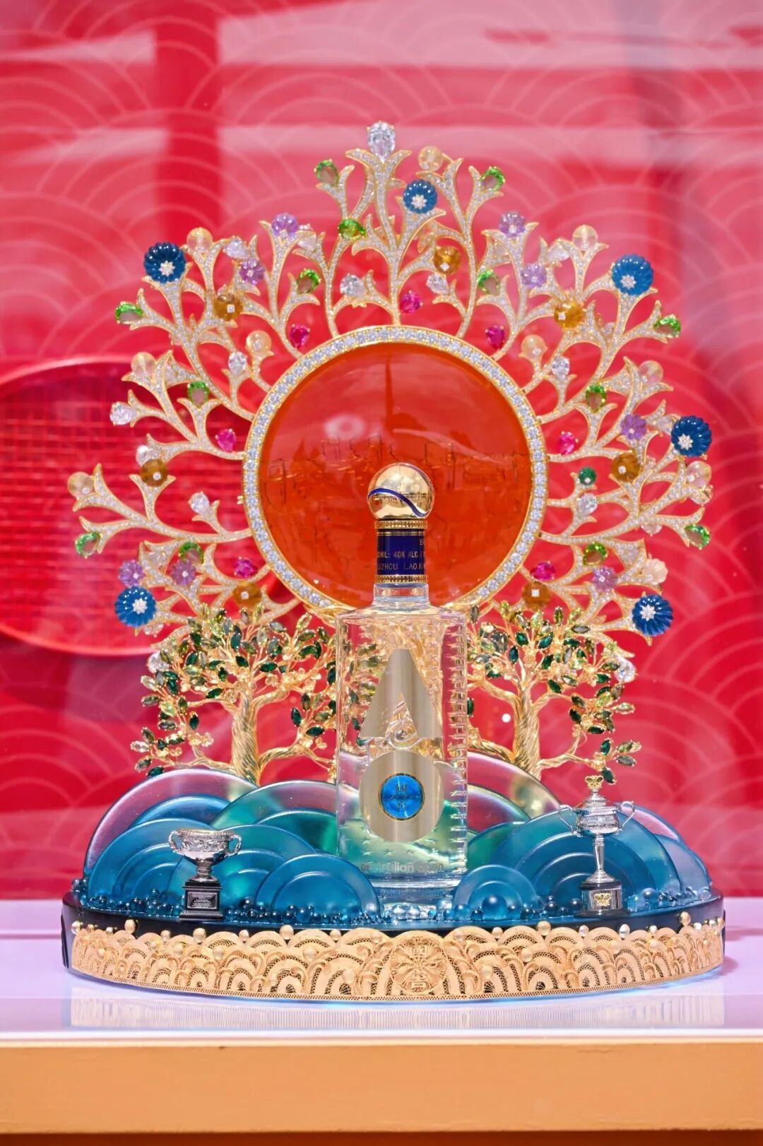 图为国窖1573×中国琉璃烧制技艺“福光溢彩”艺术作品在2026澳网展出