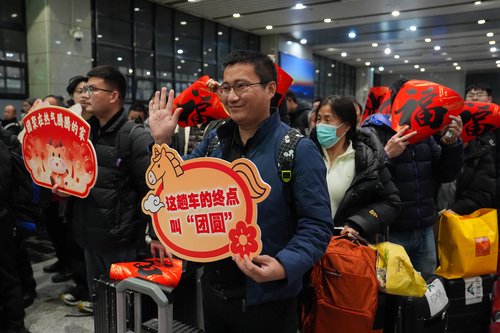 圖為2月1日深夜，在北京西站候車室，乘坐K4069次列車的旅客在排隊等候乘車。 新華社發