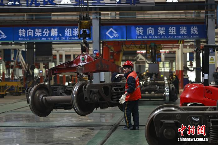 重庆：中欧班列“4S店”春运货车检修忙