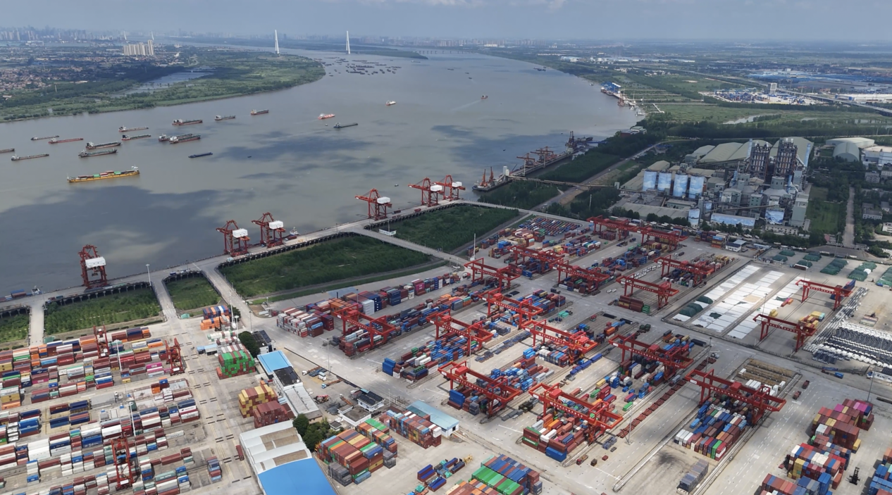 物流繁忙的阳逻港（央广网记者 左洋 摄）