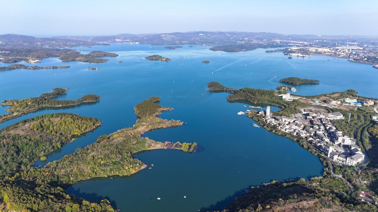 丹江口水库航拍（央广网记者 邓子依 摄）