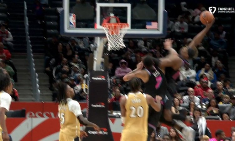 有像韦尔那样被队友隔扣？鲍威尔：从来没有 年轻时都是我扣别人